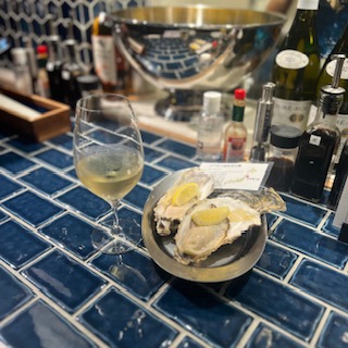 白ワインと生牡蛎（ライター撮影）